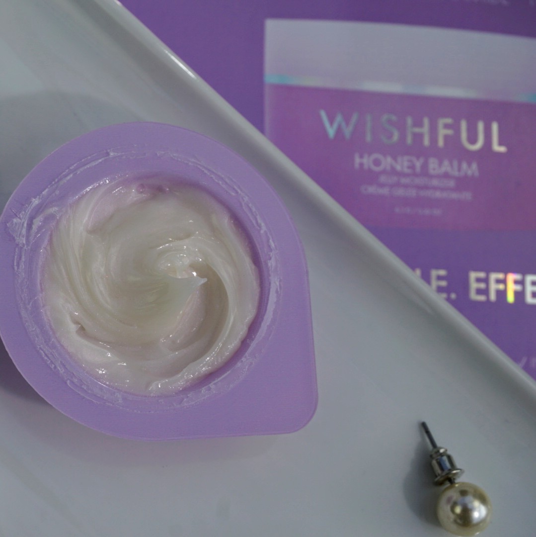 Super hydrating balm mosturiser & highligher all in one.